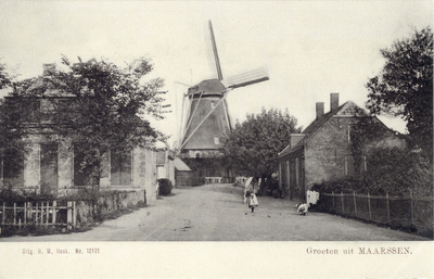 6698 Gezicht op de korenmolen De Hoop met enkele huizen te Maarssen, uit het zuiden.